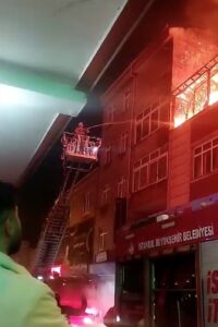 - Bitişik iki binanın çatı katlarına da sıçrayan ve mutfak