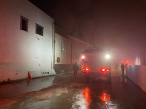 BATMAN (AA) – Batman'da mobilya fabrikasında çıkan yangın söndürülmeye çalışılıyor.