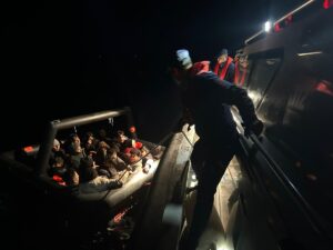 MUĞLA (AA) – Muğla'nın Bodrum ilçesi açıklarında 21 düzensiz göçmen