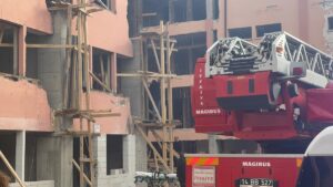 BOLU (AA) – Bolu'da güçlendirme çalışması yapılan binada iskeleden düşen