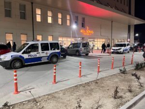 BURDUR (AA) – Burdur'da düğünde çıkan bıçaklı kavgada yaralanan baba