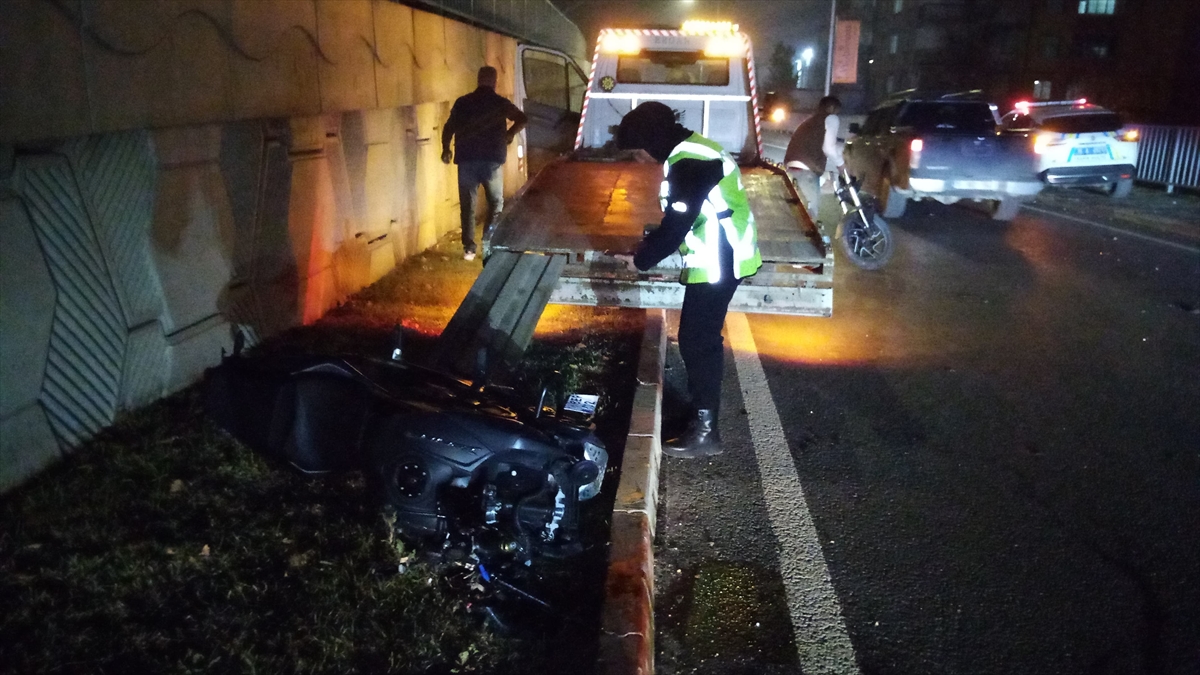 Bursa'da aydınlatma direğine çarpan motosikletin sürücüsü ağır yaralandı