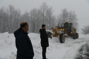 ÇANAKKALE (AA) – Çanakkale'nin Lapseki ilçesinde karla mücadele çalışmaları devam