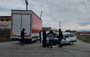 ÇORUM (AA) – Çorum'da kamyonla çarpışan otomobildeki karı koca yaralandı.