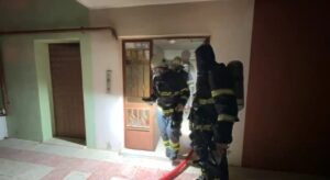 ÇORUM (AA) – Çorum'da yangın çıkan apartmanın 4. katında mahsur