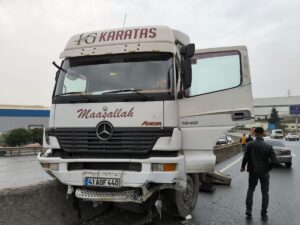 KOCAELİ (AA) – D-100 kara yolunun Kocaeli kesiminde beton bariyere