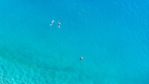 ANTALYA (AA) – Çevresindeki dağların zirvesi karla kaplı Antalya'da güneşli