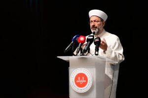 İSTANBUL (AA) – Diyanet İşleri Başkanı Ali Erbaş, "İnsanlar arasında