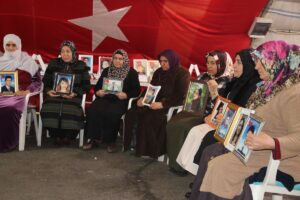 DİYARBAKIR (AA) – Dağa kaçırılan çocukları için eski HDP il