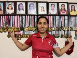 ÇANAKKALE (AA) – ÇİĞDEM ALYANAK – Çanakkaleli 21 yaşındaki dünya