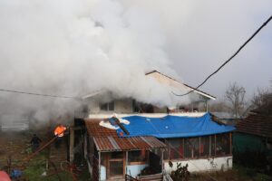 DÜZCE (AA) – Düzce'nin Cumayeri ilçesinde iki katlı evde çıkan