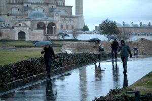 EDİRNE (AA) – Edirne, Kırklareli ve Tekirdağ'da sağanak hayatı olumsuz