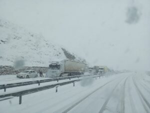 ELAZIĞ (AA) – Elazığ-Diyarbakır kara yolunda yoğun kar yağışı ulaşımı