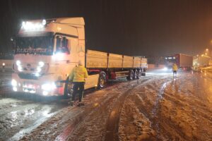 ERZİNCAN (AA) – Erzincan-Sivas ile Erzincan-Gümüşhane kara yollarında etkili olan