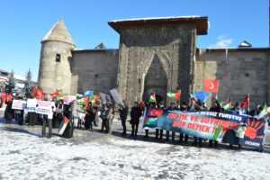 ERZURUM (AA) – Erzurum'da hekim ve sağlık çalışanları, dondurucu soğuğa