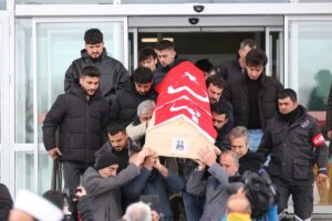 ERZURUM (AA) – Erzurum'da üzerine buz kütlesi düşen genç ağır