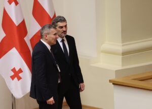 - Ülke tarihinde ilk kez cumhurbaşkanı, parlamentodaki 300 kişilik Seçim