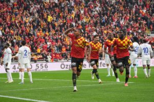 - Göztepe: 1 - Çaykur Rizespor: 0 (İlk yarı)