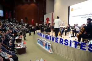 - Firma temsilcileriyle bir araya getirilen üniversite öğrencileri ile mezunlara,