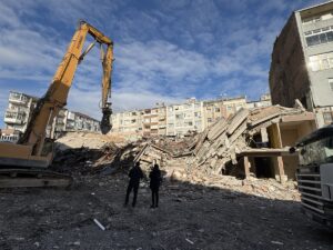 İSTANBUL (AA) – Güngören'de kentsel dönüşüm kapsamında boşaltılan binada çökme