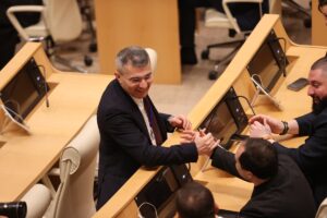 - Ülke tarihinde ilk kez cumhurbaşkanı, parlamentodaki 300 kişilik Seçim