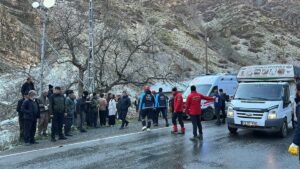 HAKKARİ (AA) – Hakkari'de küçükbaş hayvanların otlatıldığı alana giderken kayalıklardan