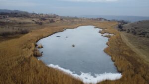 IĞDIR (AA) – Iğdır'daki Üçkaya Gölü'nün yüzeyi, soğuk hava nedeniyle