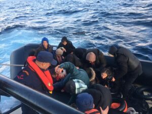 İZMİR (AA) – İzmir’in Seferihisar ve Karaburun ilçeleri açıklarında 76