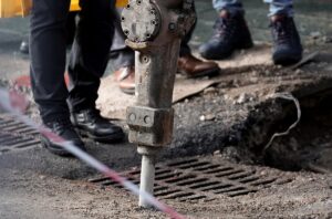 İZMIR (AA) – İzmir'in Konak ilçesinde, sağanaktan korunmaya çalışırken elektrik