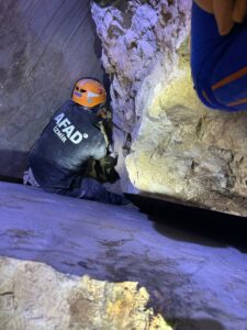 İZMİR (AA) – İzmir'in Torbalı ilçesinde kayalıklarda mahsur kalan keçi,