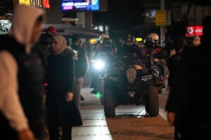 İZMİR (AA) – İzmir'de polis ekipleri, yılbaşı tedbirleri kapsamında denetimlerde