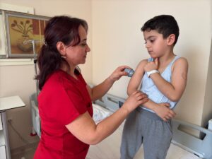 İZMİR (AA) – Tip 1 diyabet hastası çocuklarda parmak ucuna