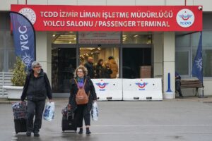 İZMİR (AA) – İzmir Limanı'na MSC Sinfonia gemisi demir attı.