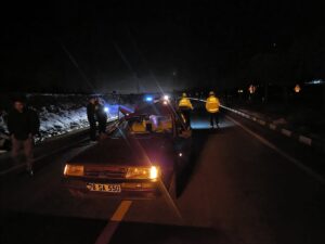 KARABÜK (AA) – Karabük'ün Safranbolu ilçesinde cipin arızalanan otomobile çarpması