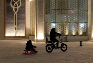 KARS (AA) – Kars'ta elektrikli bisiklete bağladığı kızakla güvenli alanda