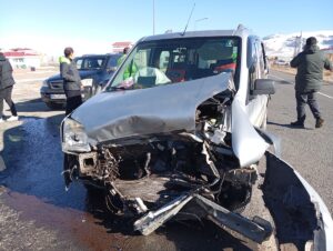 KARS (AA) – Kars'ın Sarıkamış ilçesinde hafif ticari araç ile