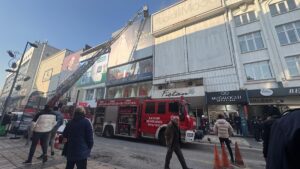 KAYSERİ (AA) – Kayseri'nin merkez Melikgazi ilçesindeki 4 katlı giyim