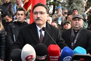 - 17 Aralık 2016'da çarşı iznine çıkan askerleri taşıyan halk