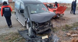 KIRŞEHİR (AA) – Kırşehir'in Mucur ilçesinde otomobil ve hafif ticari