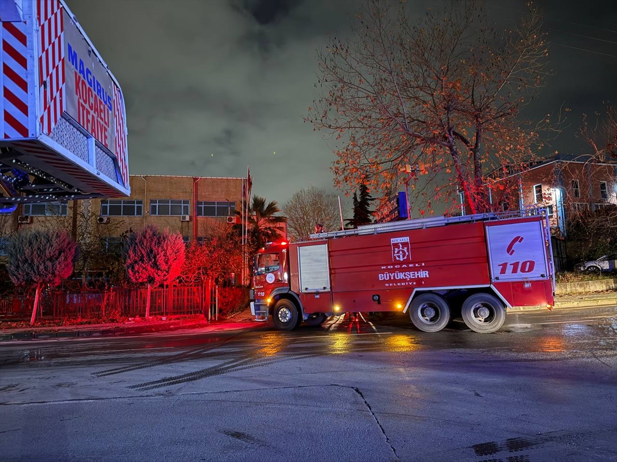 Kocaeli'de fabrikada çıkan yangın hasara neden oldu