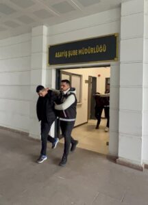 KOCAELİ (AA) – Kocaeli'de kendilerini polis olarak tanıtıp dolandırıcılık yaptıkları