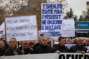 PRİŞTİNE (AA) – Kosova'da yüzlerce öğretmen, toplu sözleşmenin imzalanmamasını protesto