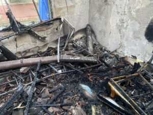 MANİSA (AA) – Manisa'nın Alaşehir ilçesinde, bir evde çıkan yangında