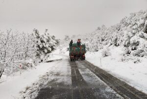 MANİSA (AA) – Manisa'nın yüksek kesimlerine kar yağdı. Spil Dağı