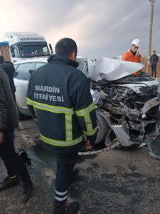 MARDİN (AA) – Mardin'in Kızıltepe ilçesinde öğrenci servisi ile cipin