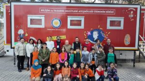 - MediaMarkt'ın aracılığıyla çocuklarla bir araya gelen sanatçı ve eğitmen