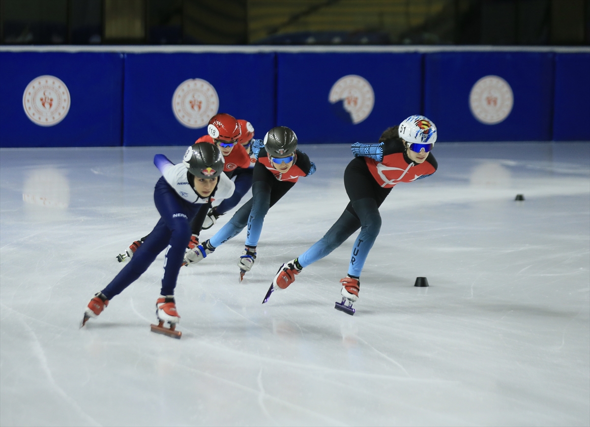 Milli buz patenciler, olimpiyat kotası için piste çıkacak
