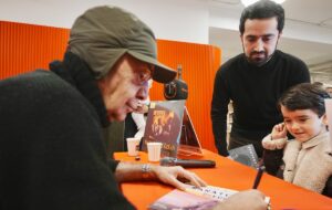 - "Bu şarkının (Sanatçının Öyküsü) masal kitabı olması hoşuma gitti,