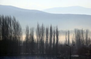 SİVAS (AA) – Sivas'ın Hafik ilçesinde soğuk hava ve sis