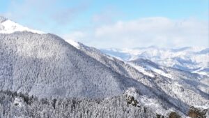 TRABZON (AA) – Trabzon'un Maçka ilçesindeki tarihi Sümela Manastırı'nda kar